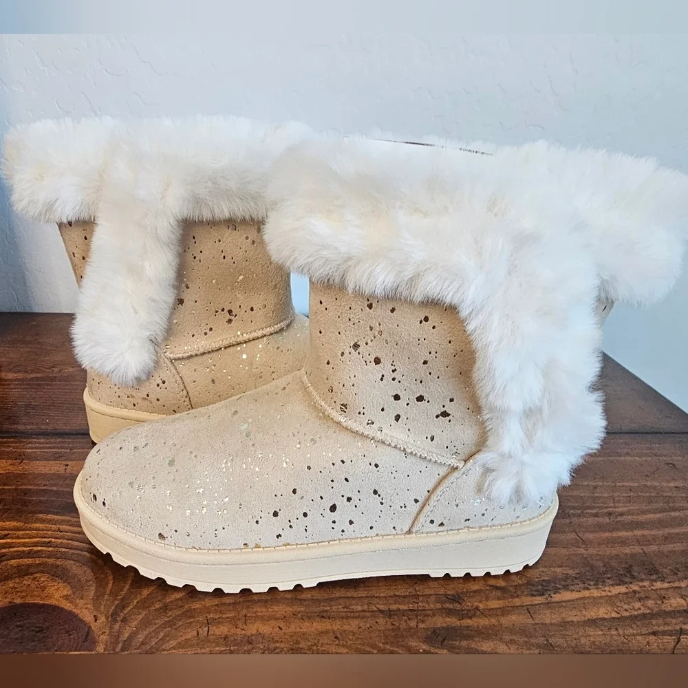 Girls Cream/Beige Winter/Snow Boots W/Metallic Gold Accents Faux Fur Trim Sz 4 6